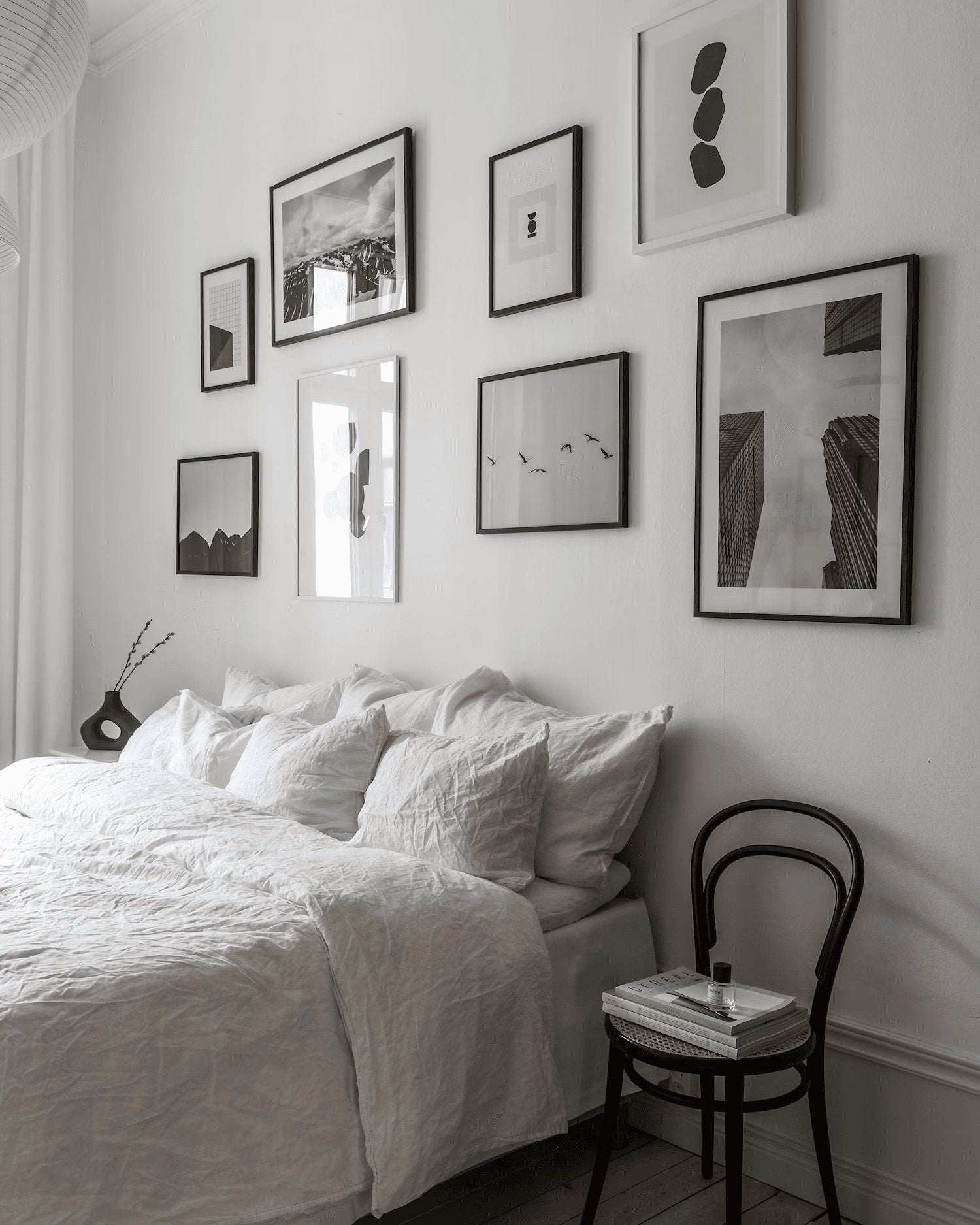 Bygg en svartvit tavelvägg.