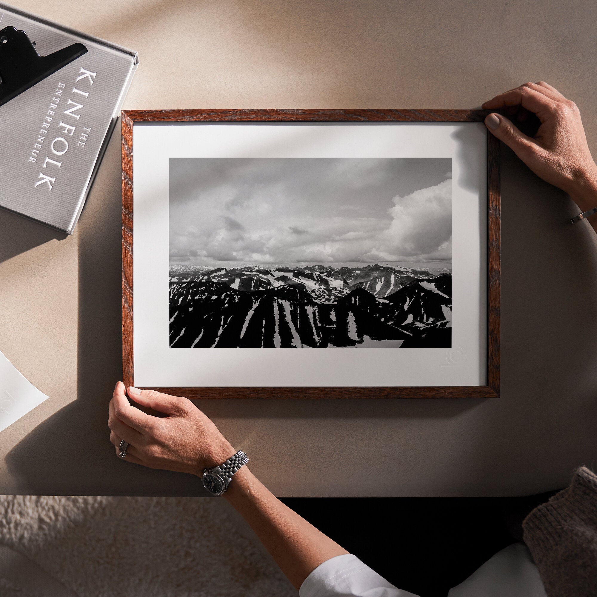 Svartvita bergstoppar fotoposter