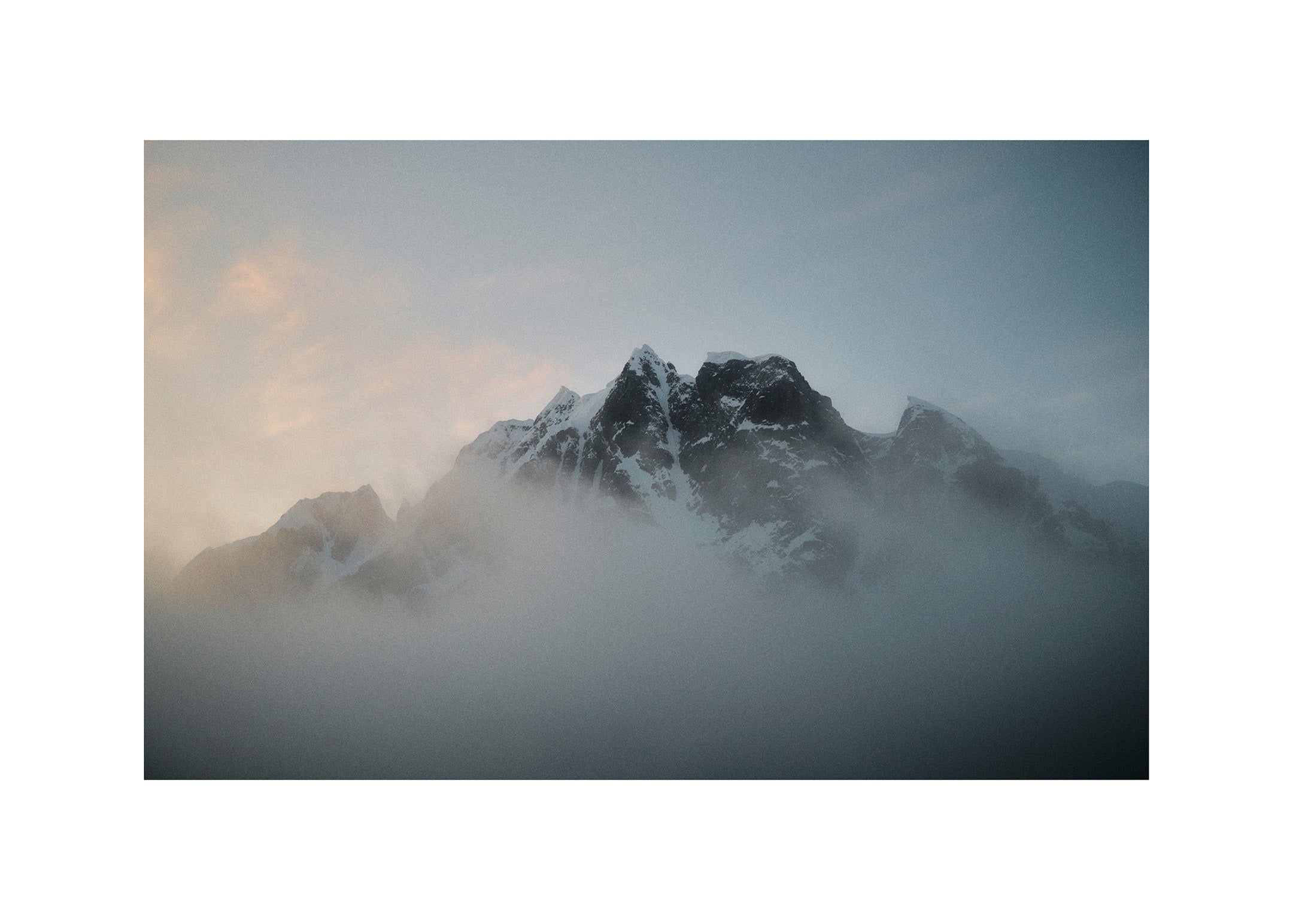 Dimtäckt berg poster