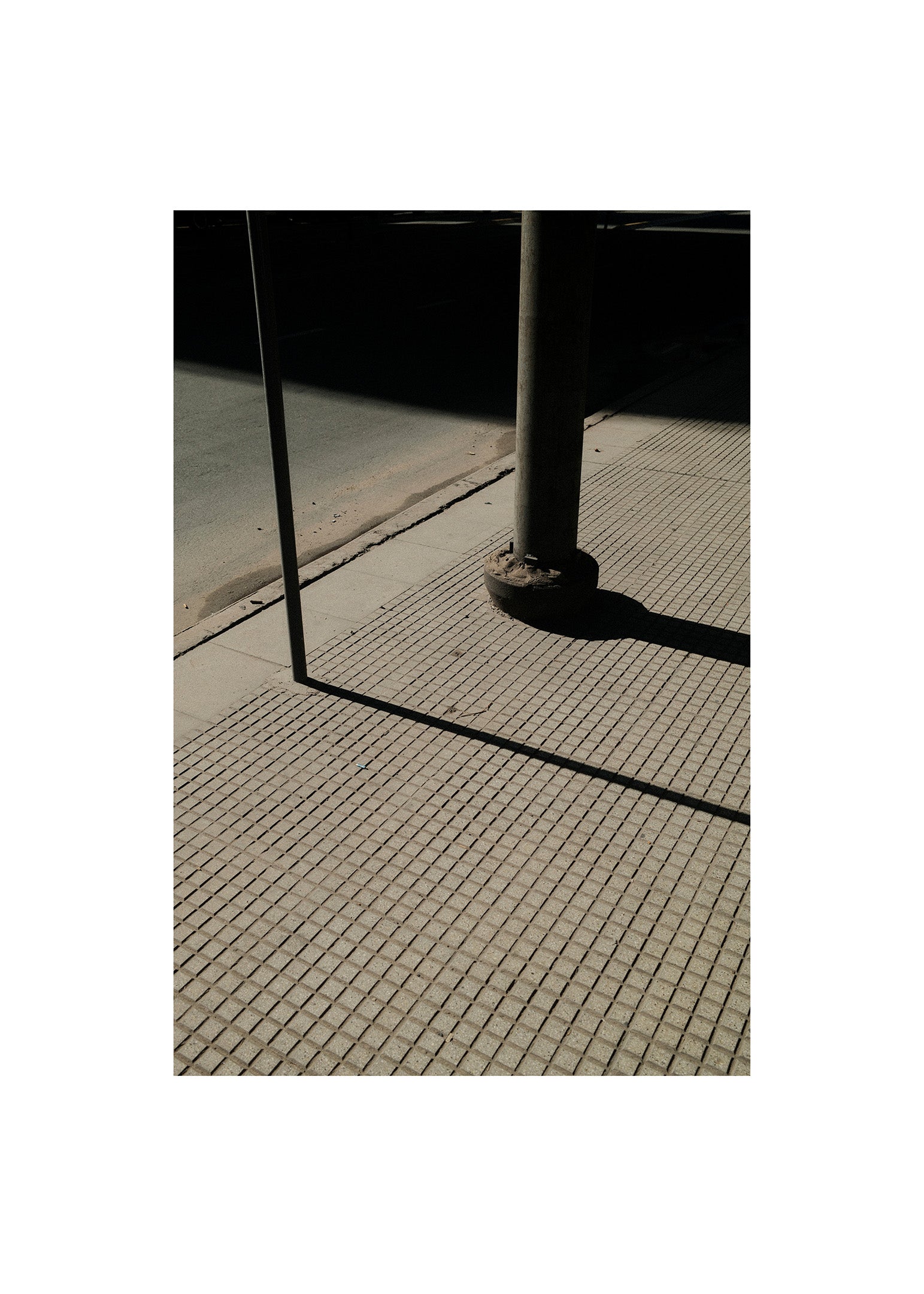 Skuggor över trottoar poster